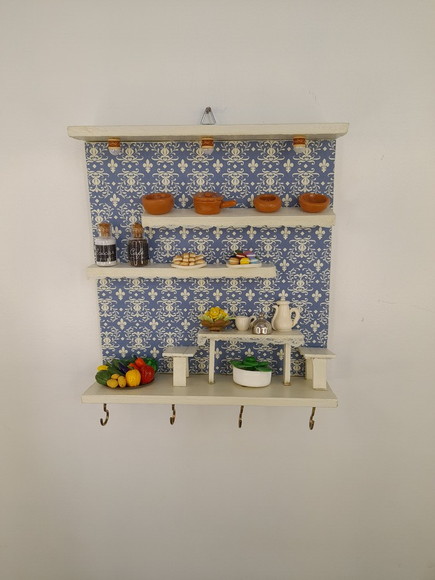 Porta chave de madeira na cor areia fundo estampado azul decorado com miniatura - Imagem 2