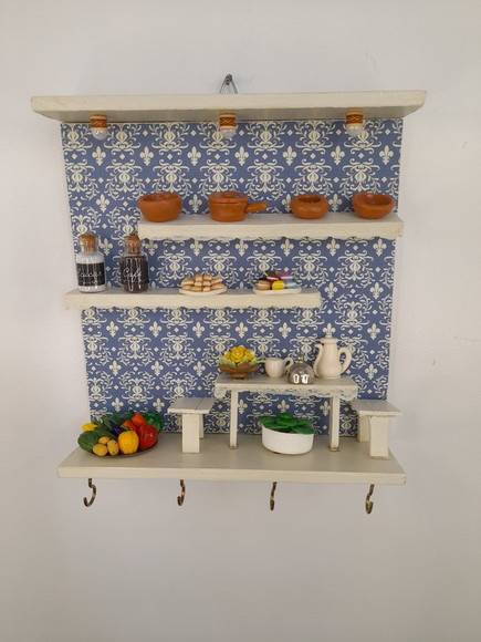 Porta chave de madeira na cor areia fundo estampado azul decorado com miniatura