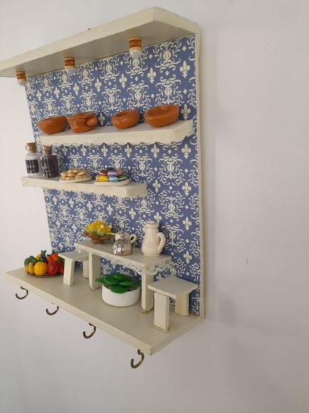 Porta chave de madeira na cor areia fundo estampado azul decorado com miniatura - Imagem 5
