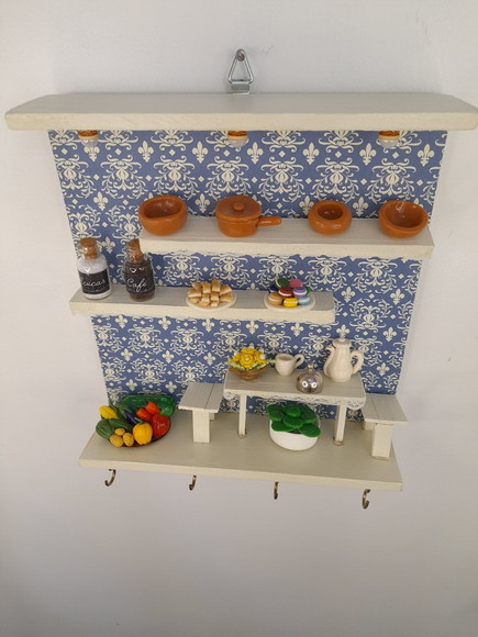 Porta chave de madeira na cor areia fundo estampado azul decorado com miniatura - Imagem 3
