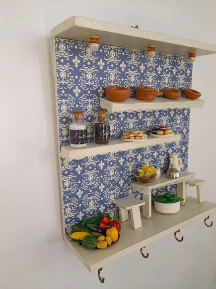Porta chave de madeira na cor areia fundo estampado azul decorado com miniatura - Imagem 4