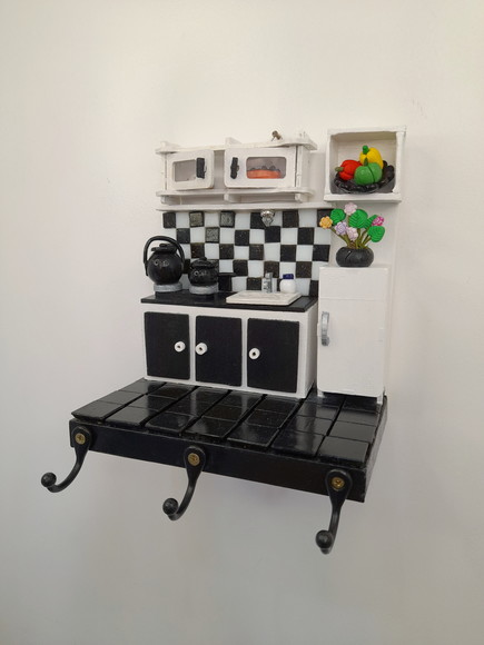 Porta Chave de Madeira Preto e Branco Decorado com Miniatura - Imagem 5