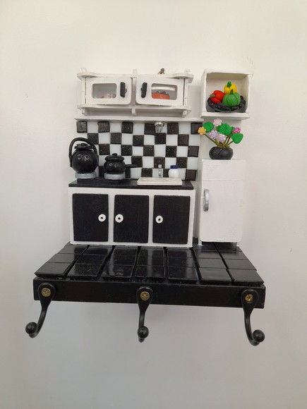 Porta Chave de Madeira Preto e Branco Decorado com Miniatura - Imagem 3
