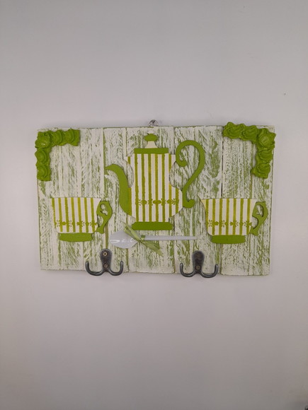 Porta chave de madeira reciclada pintada de preto e branco , com dois quadros de imagens de aparelho - Imagem 2