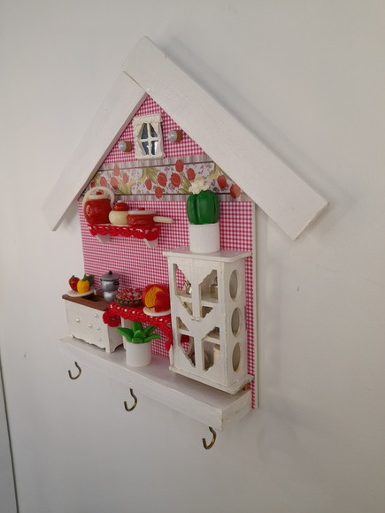 Porta chave de mdf e madeira branca e vermelha decorado com miniatura - Imagem 5
