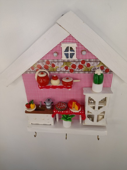 Porta chave de mdf e madeira branca e vermelha decorado com miniatura - Imagem 3