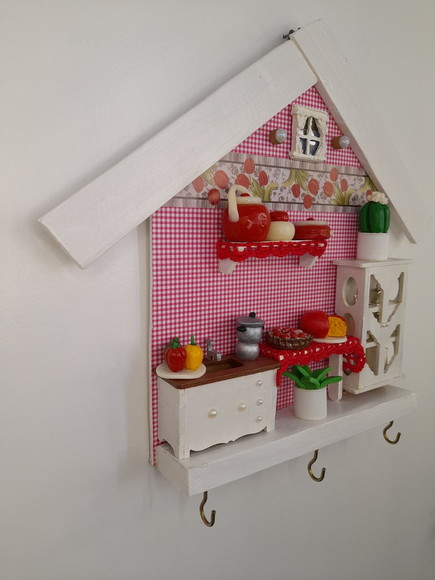 Porta chave de mdf e madeira branca e vermelha decorado com miniatura - Imagem 4
