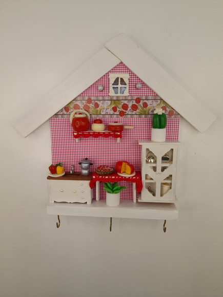 Porta chave de mdf e madeira branca e vermelha decorado com miniatura