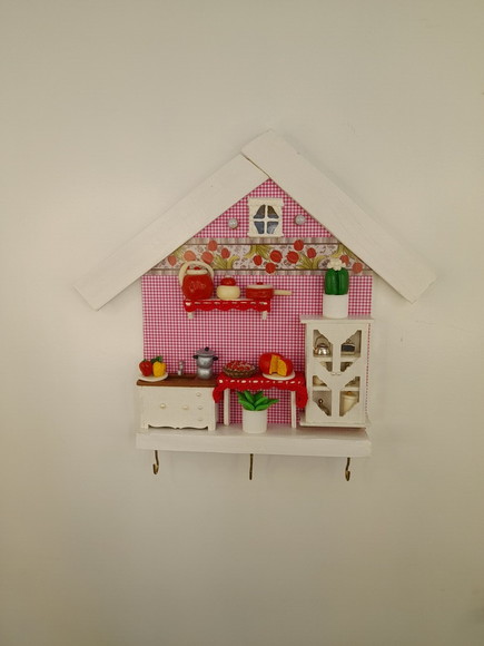 Porta chave de mdf e madeira branca e vermelha decorado com miniatura - Imagem 2