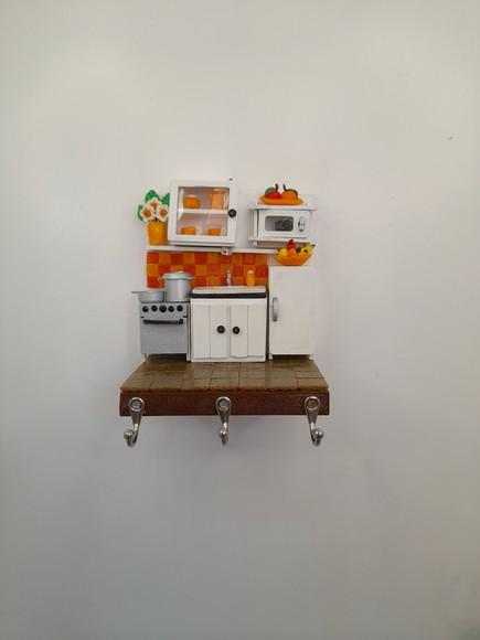 Porta Chave em Madeira Mini Cozinha com Miniaturas