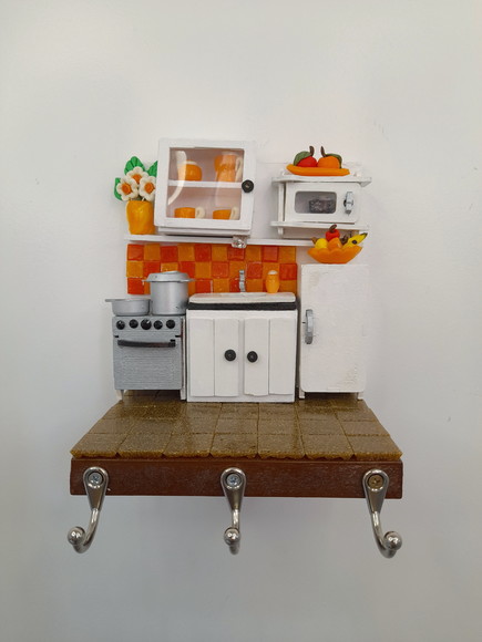 Porta Chave em Madeira Mini Cozinha com Miniaturas - Imagem 2