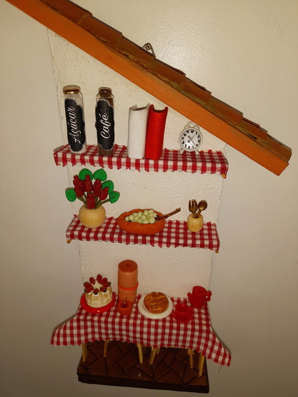 Porta Chave em mdf Branco e Vermelho Decorado com Miniaturas - Imagem 4