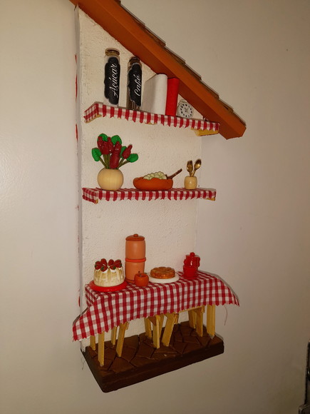 Porta Chave em mdf Branco e Vermelho Decorado com Miniaturas - Imagem 3
