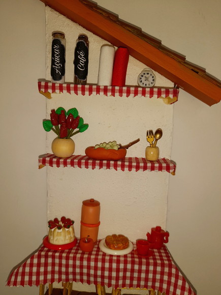 Porta Chave em mdf Branco e Vermelho Decorado com Miniaturas - Imagem 5