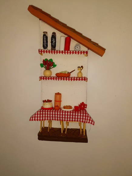 Porta Chave em mdf Branco e Vermelho Decorado com Miniaturas