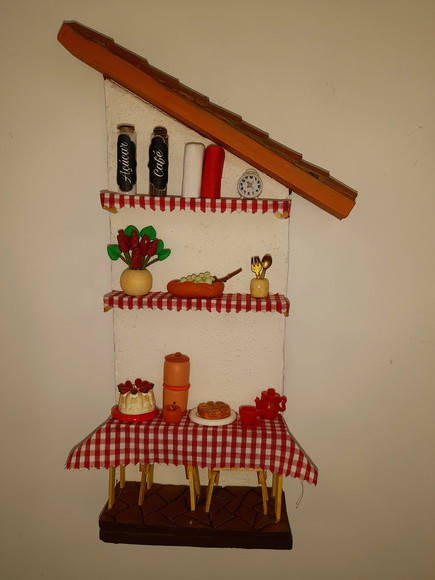 Porta Chave em mdf Branco e Vermelho Decorado com Miniaturas - Imagem 2