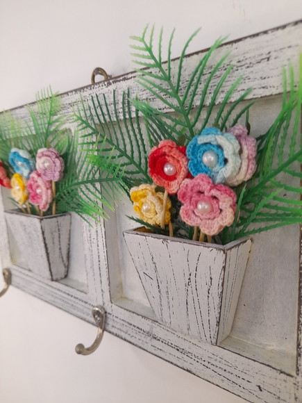 Porta Chave em mdf c/ Pátina, Dois Vasos de Flores de Crochê - Imagem 4
