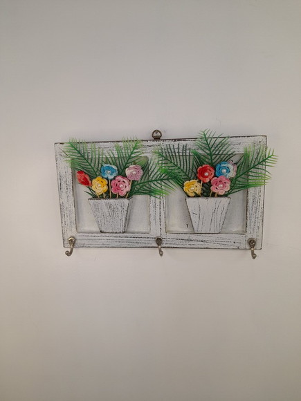 Porta Chave em mdf c/ Pátina, Dois Vasos de Flores de Crochê - Imagem 2