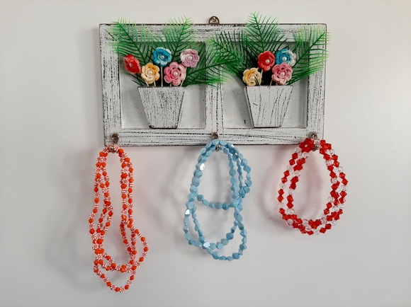 Porta Chave em mdf c/ Pátina, Dois Vasos de Flores de Crochê - Imagem 5