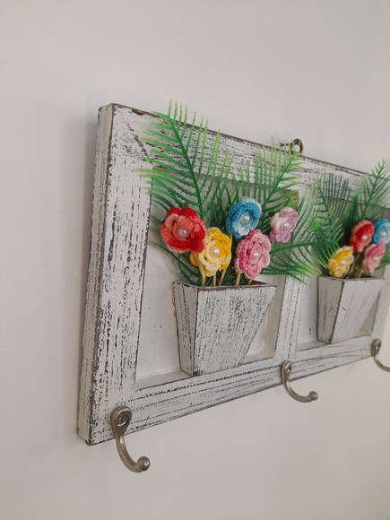 Porta Chave em mdf c/ Pátina, Dois Vasos de Flores de Crochê - Imagem 3