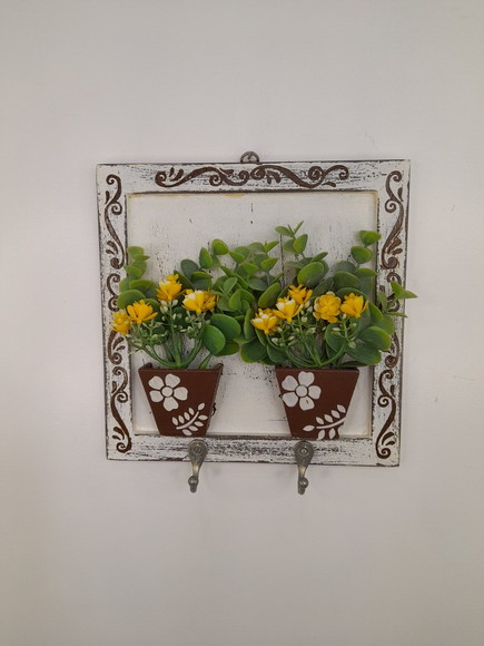 Porta Chave em mdf com Pátina, Dois Vasos de Flores Amarelas