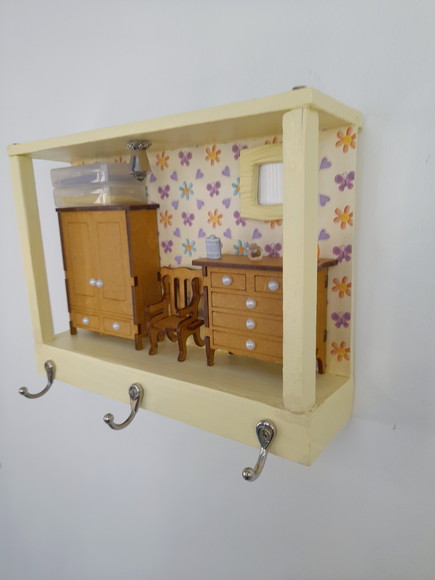 Porta Chave em mdf e Madeira Amarelo Cenário de Quarto - Imagem 5