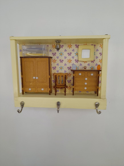 Porta Chave em mdf e Madeira Amarelo Cenário de Quarto
