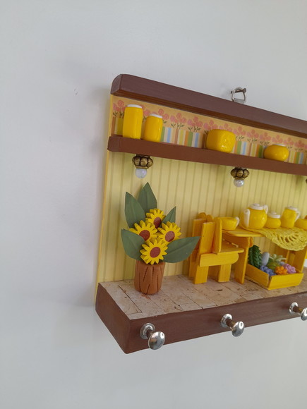 Porta chave em mdf e madeira amarelo e marrom decorado com miniaturas - Imagem 3