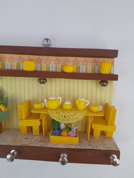 Porta chave em mdf e madeira amarelo e marrom decorado com miniaturas - Imagem 5
