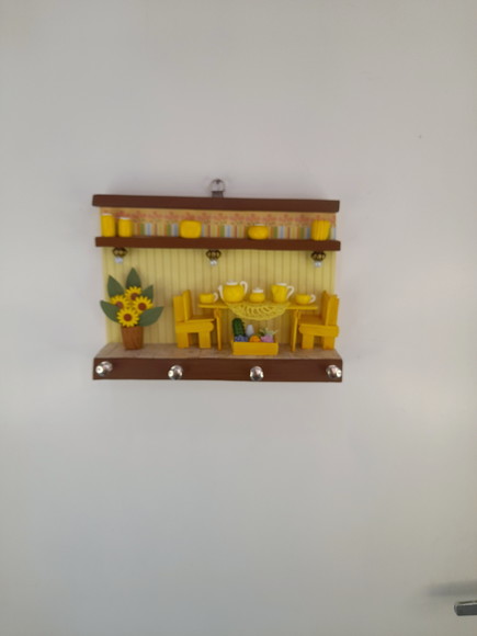 Porta chave em mdf e madeira amarelo e marrom decorado com miniaturas