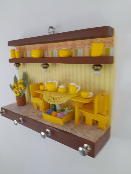 Porta chave em mdf e madeira amarelo e marrom decorado com miniaturas - Imagem 4