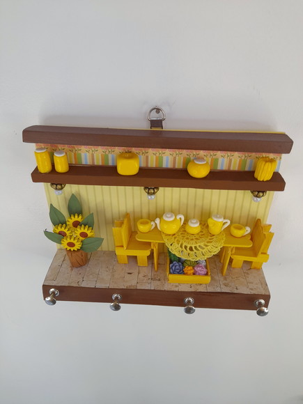 Porta chave em mdf e madeira amarelo e marrom decorado com miniaturas - Imagem 2