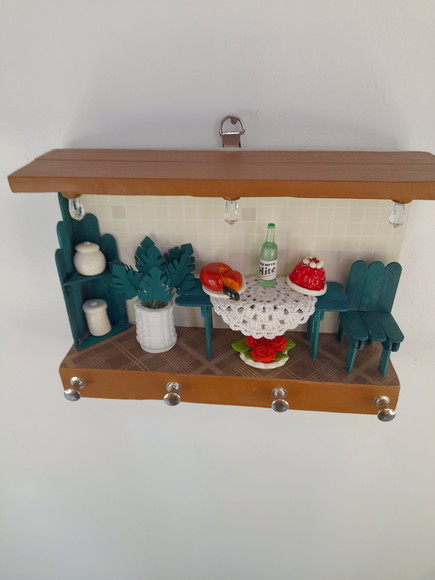 Porta Chave em mdf e Madeira Decorado com Miniaturas - Imagem 3