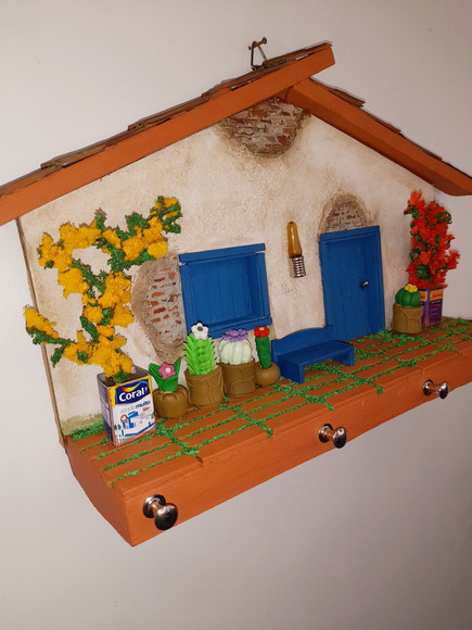 Porta Chave em mdf e Madeira Frente de Casa com Miniaturas - Imagem 3