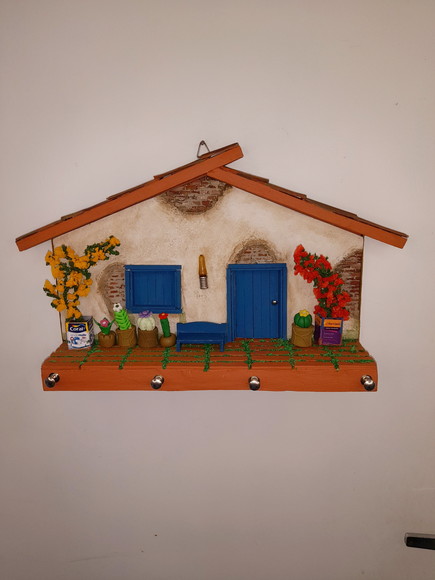 Porta Chave em mdf e Madeira Frente de Casa com Miniaturas