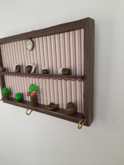 Porta Chave em mdf Marrom com Fundo Listrado com Miniaturas - Imagem 5