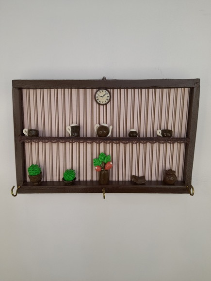 Porta Chave em mdf Marrom com Fundo Listrado com Miniaturas