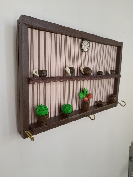 Porta Chave em mdf Marrom com Fundo Listrado com Miniaturas - Imagem 4