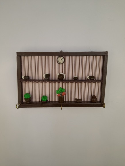 Porta Chave em mdf Marrom com Fundo Listrado com Miniaturas - Imagem 2