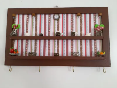 Porta Chave em mdf Marrom com Fundo Listrado com Miniaturas