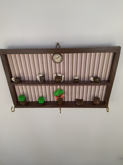 Porta Chave em mdf Marrom com Fundo Listrado com Miniaturas - Imagem 3