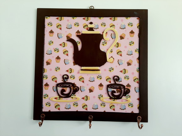 Porta chave de mdf marrom com fundo rosa decorado com ap . de chá