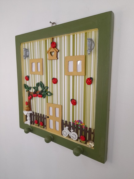 Porta chave em mdf verde decorada com frente de casa - Imagem 4