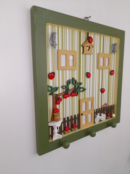 Porta chave em mdf verde decorada com frente de casa - Imagem 3