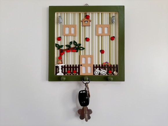 Porta chave em mdf verde decorada com frente de casa - Imagem 5
