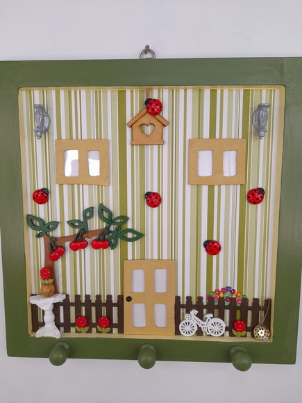 Porta chave em mdf verde decorada com frente de casa - Imagem 2