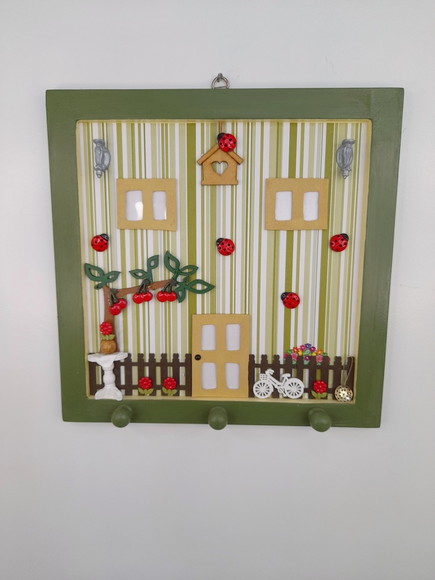 Porta chave em mdf verde decorada com frente de casa