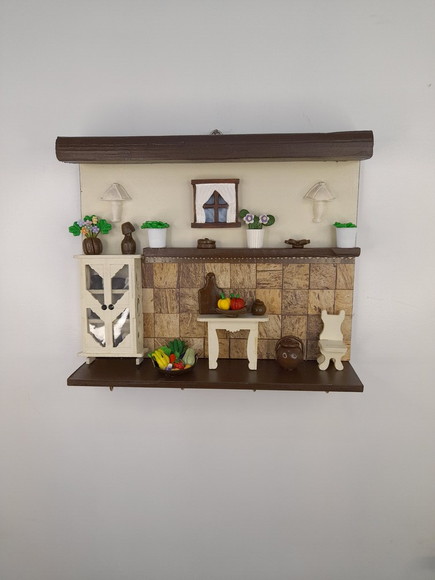Porta chave nas cores marrom e mineral decorado com miniatura