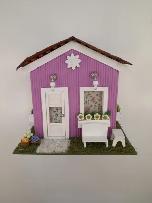 Cenário de casa branca e lilás com miniaturas