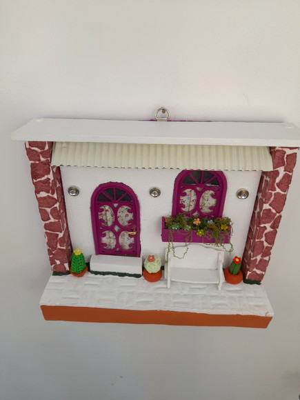Quadro Cenário em mdf e Madeira Branco e Rosa Frente de Casa - Imagem 2